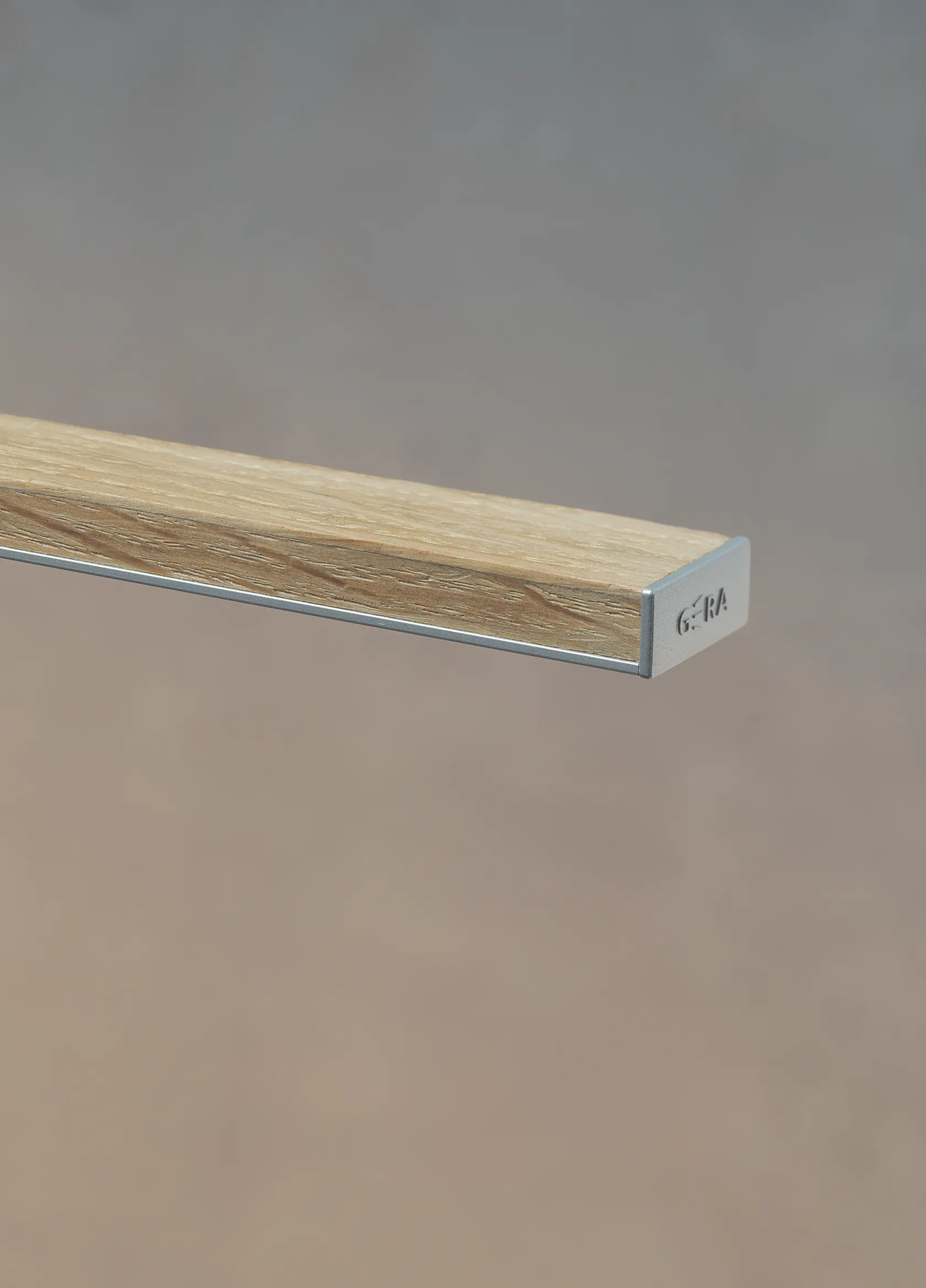 Nahaufnahme einer Pendelleuchte GERA Twig mit Holzfurnier.