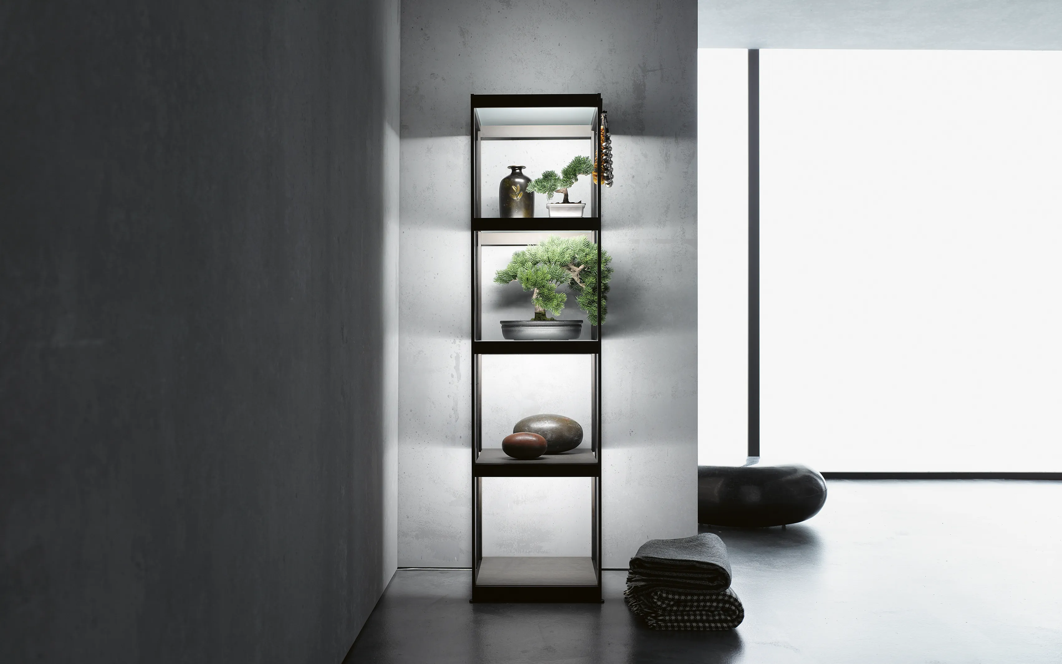 Beleuchtetes Lichtregal GERA Q mit Bonsai und Steindekor in minimalistischem Raum.
