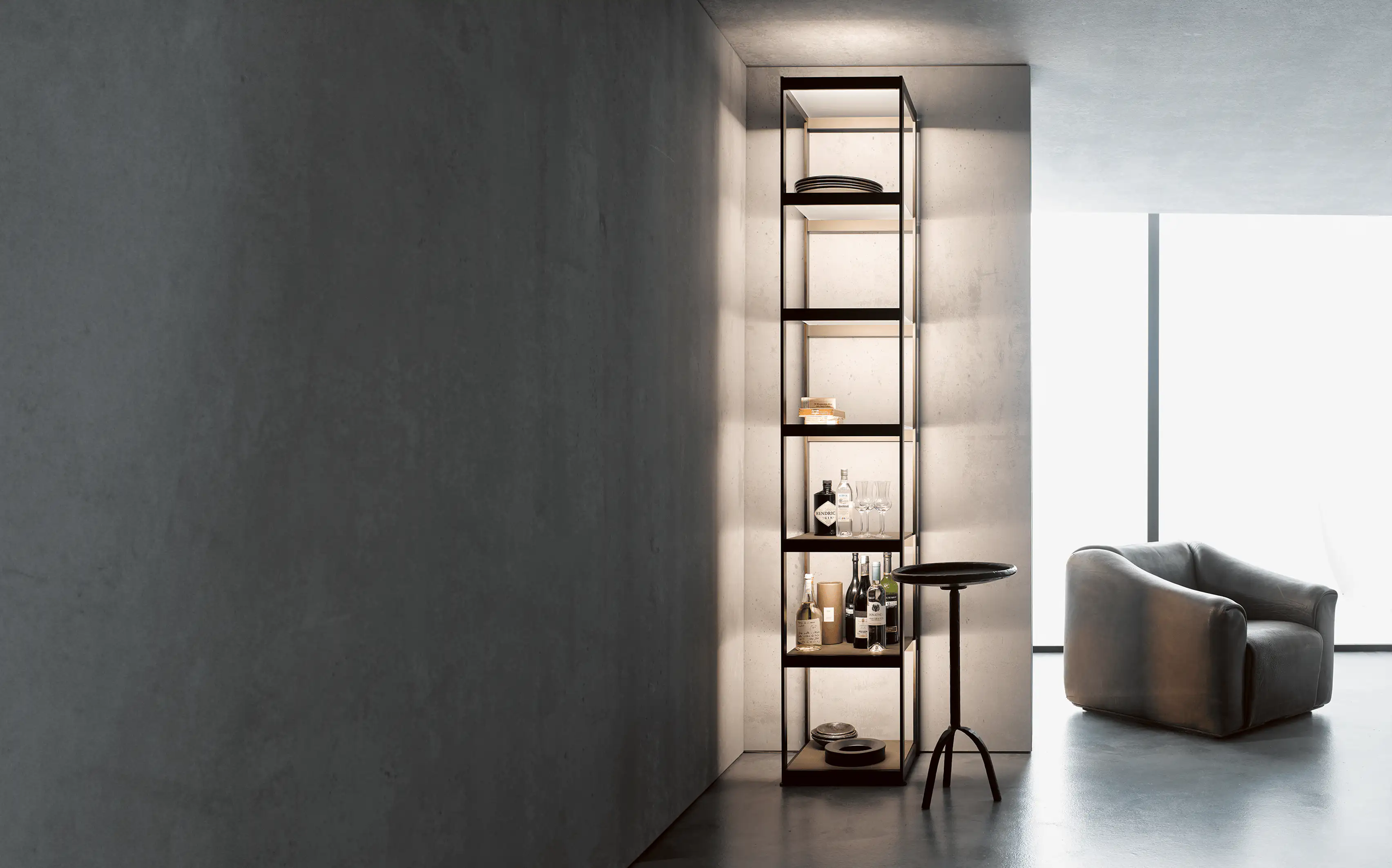 Beleuchtetes GERA Q in minimalistischem Raum mit modernem Sessel.