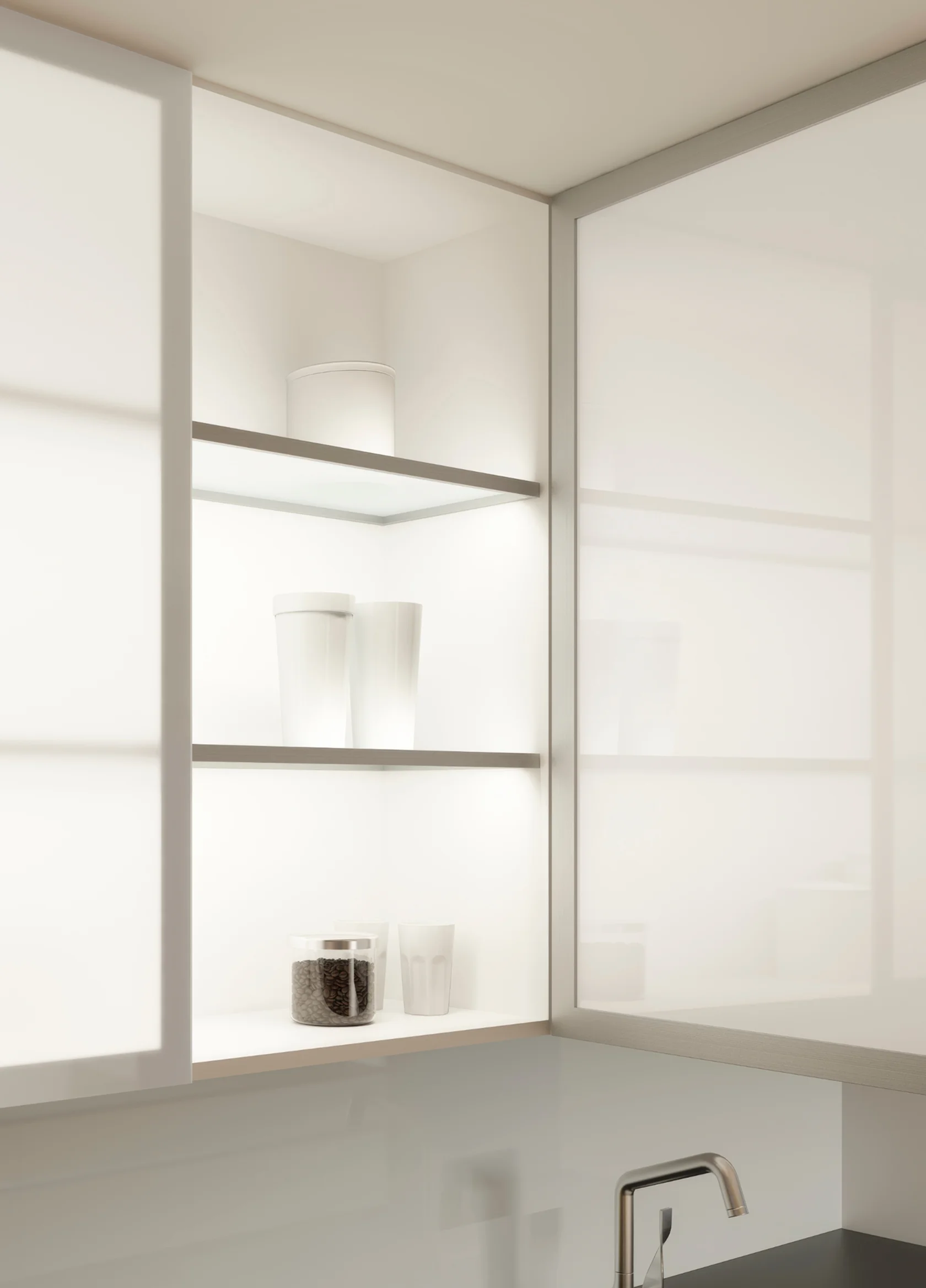 Beleuchtetes, minimalistischer Küchenschrank mit Glastüren. Gläser, Tassen und ein Glasbehälter gefüllt mit Kaffeebohnen stehen auf den GERA Einlegeböden.