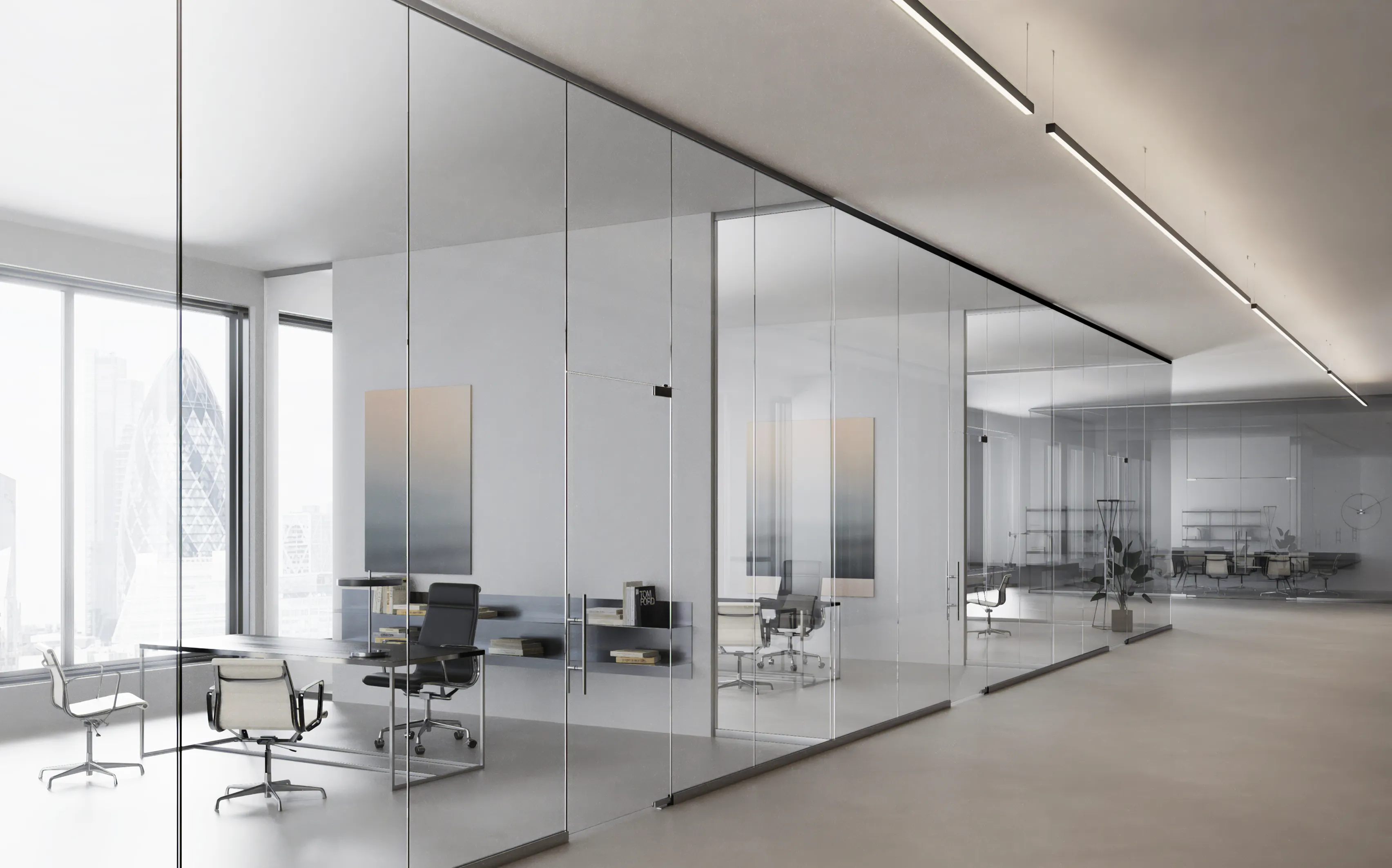 Modernes, minimalistisches Büro mit gläsernen Trennwänden und Blick auf ein Hochhaus. Korridor beleuchtet mit mehreren abgehängten GERA Quadra Loft Deckenleuchten.