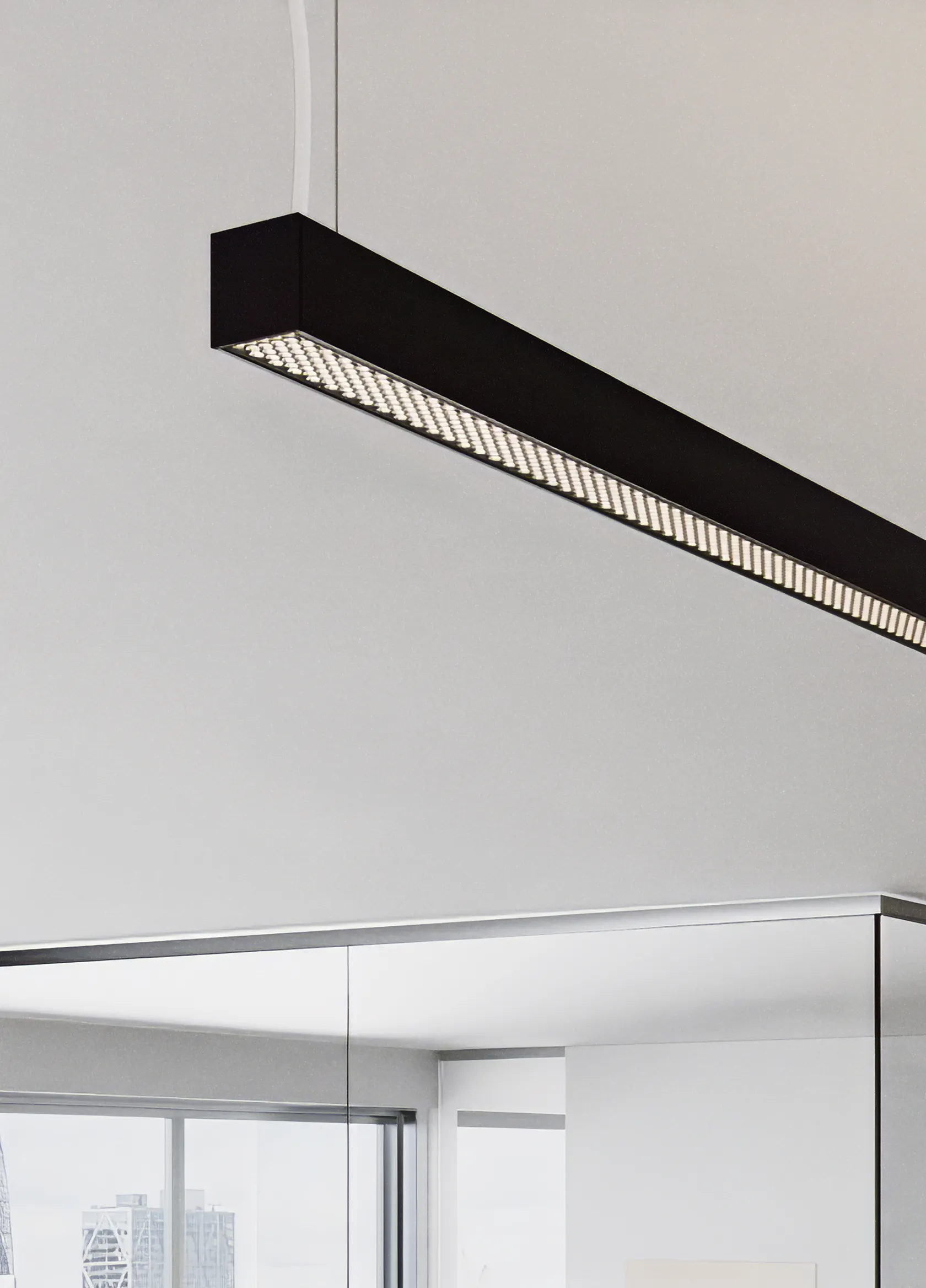 Nahaufnahme einer schwarzen abgehängten GERA Quadra Loft Deckenleuchte vor einer weißen Decke.