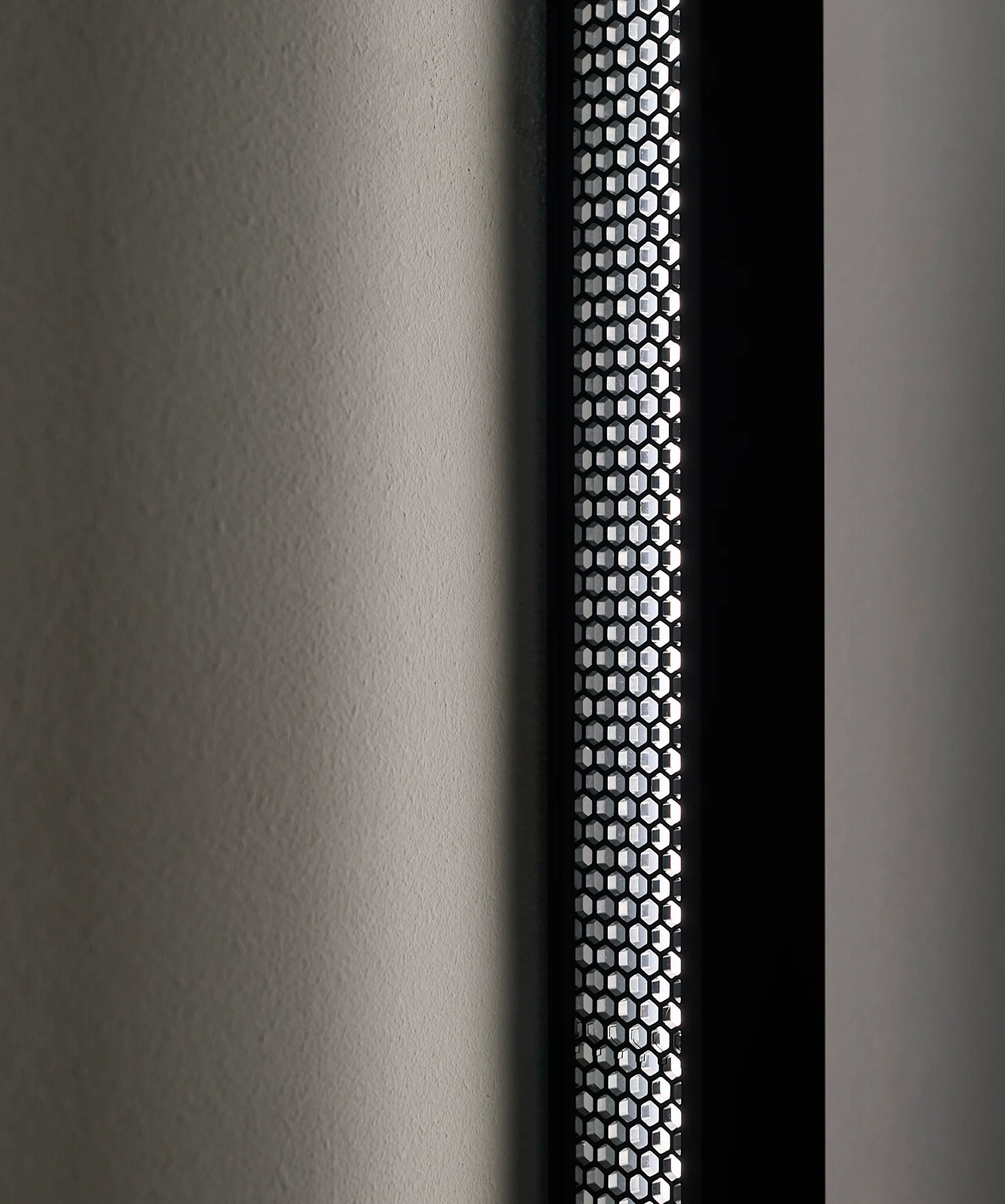 Nahaufnahme des Abblendrasters einer vertikal angebrachten GERA Quadra Wall.