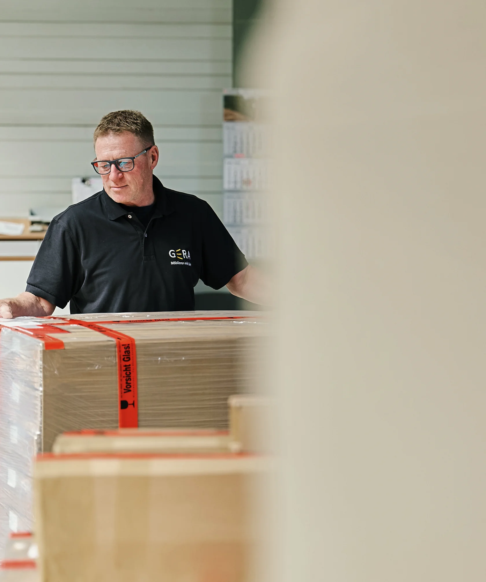 GERA-Mitarbeiter beim Verpacken und Abfertigen von Produkten