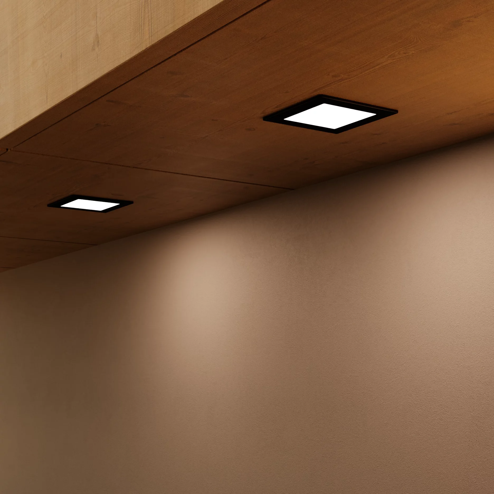 Nahaufnahme einer hölzernen Schrankunterseite mit zwei quadratischen GERA Einbauleuchten, die auf eine beigefarbene Wand darunter leuchten.