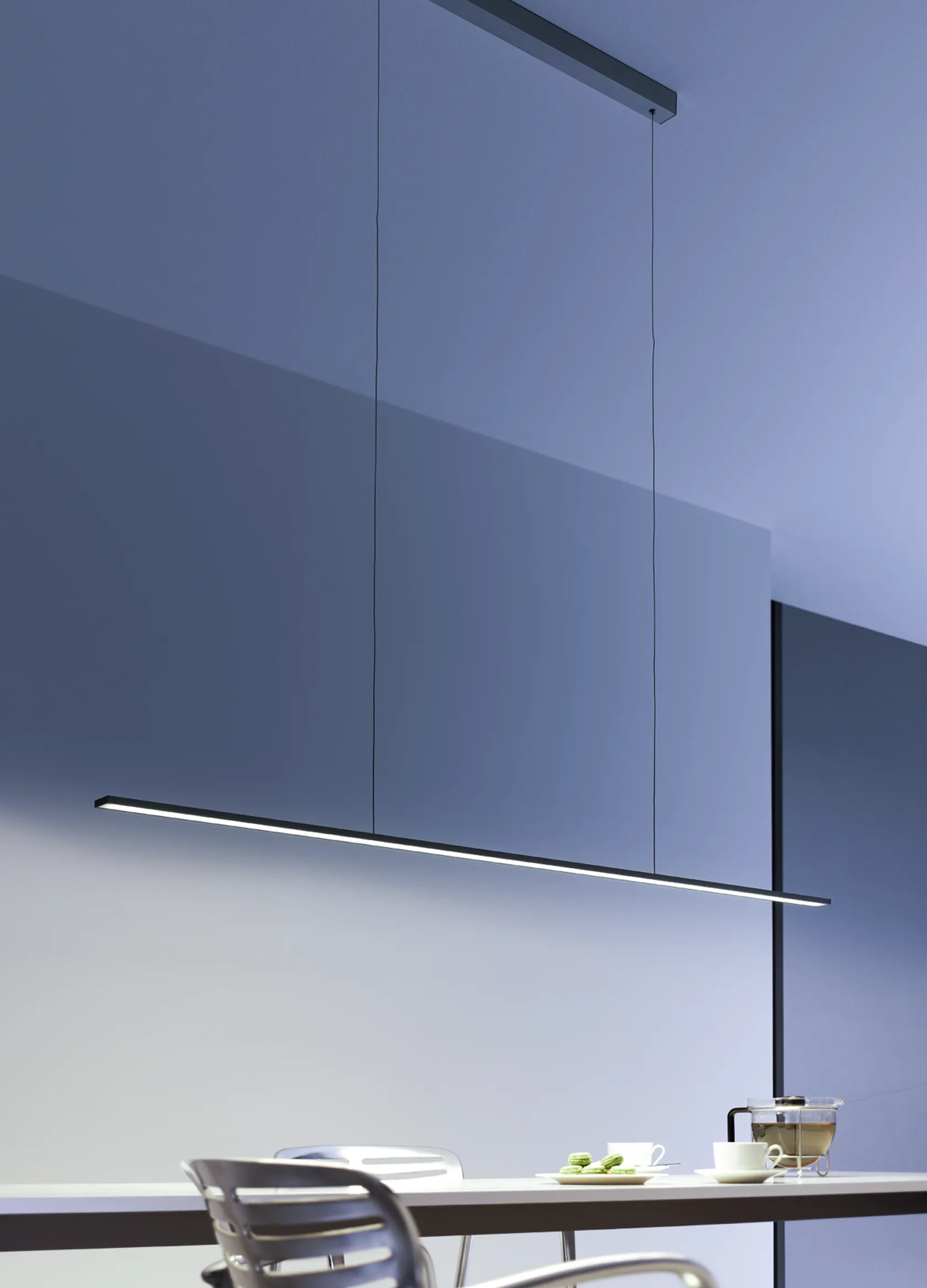 Pendelleuchte GERA Vision über einem modernen Esstisch.