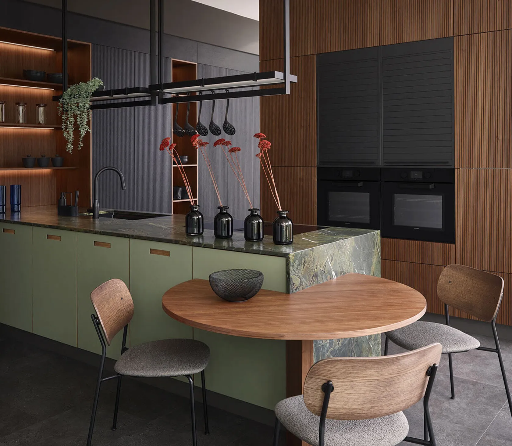Moderne Küche mit olivgrüner Kücheninsel, integriertem Holztisch, dunkelgrauen Akzenten und GERA Lucina Lichtbrücken.