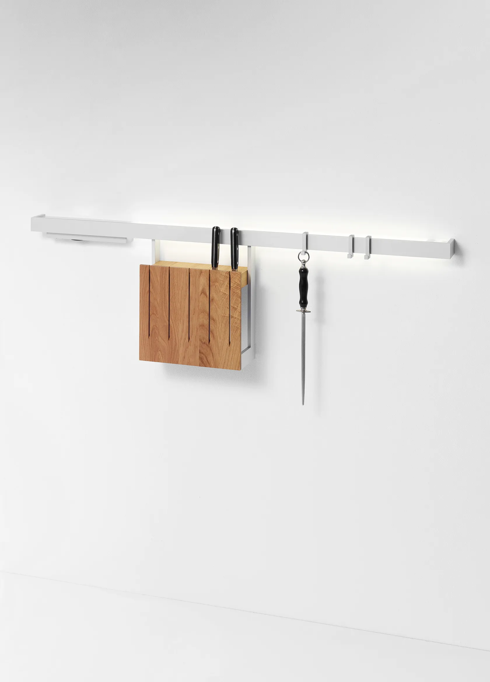 Lichtreling GERA Line Up mit integriertem Messerblock aus Holz und Wetzstahl.