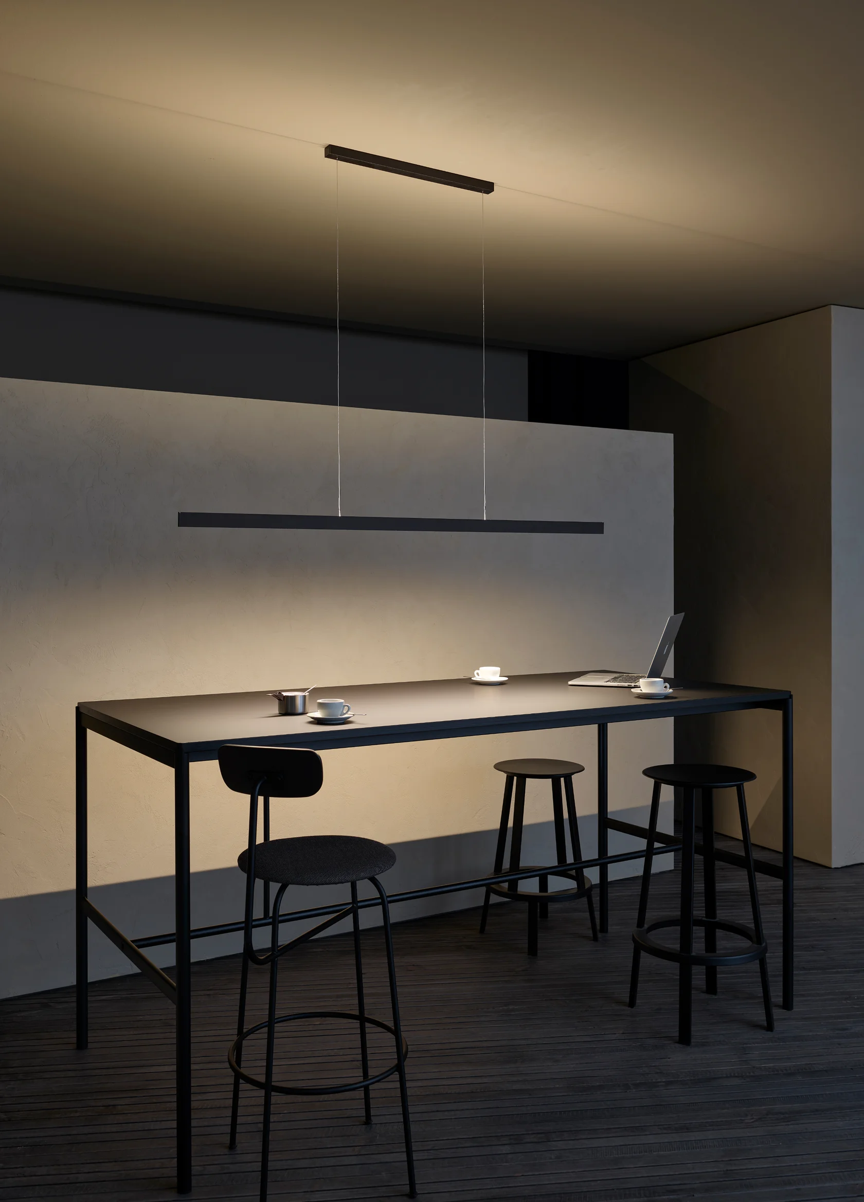 Minimalistischer Arbeitstisch mit Barhockern und Pendelleuchte GERA Solid.