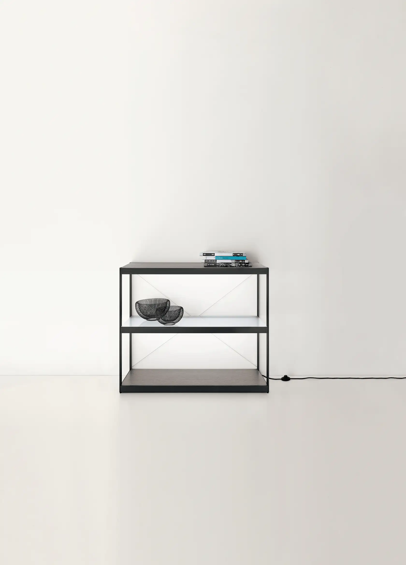 Minimalistisches schwarzes Sideboard GERA Item vor weißer Wand.