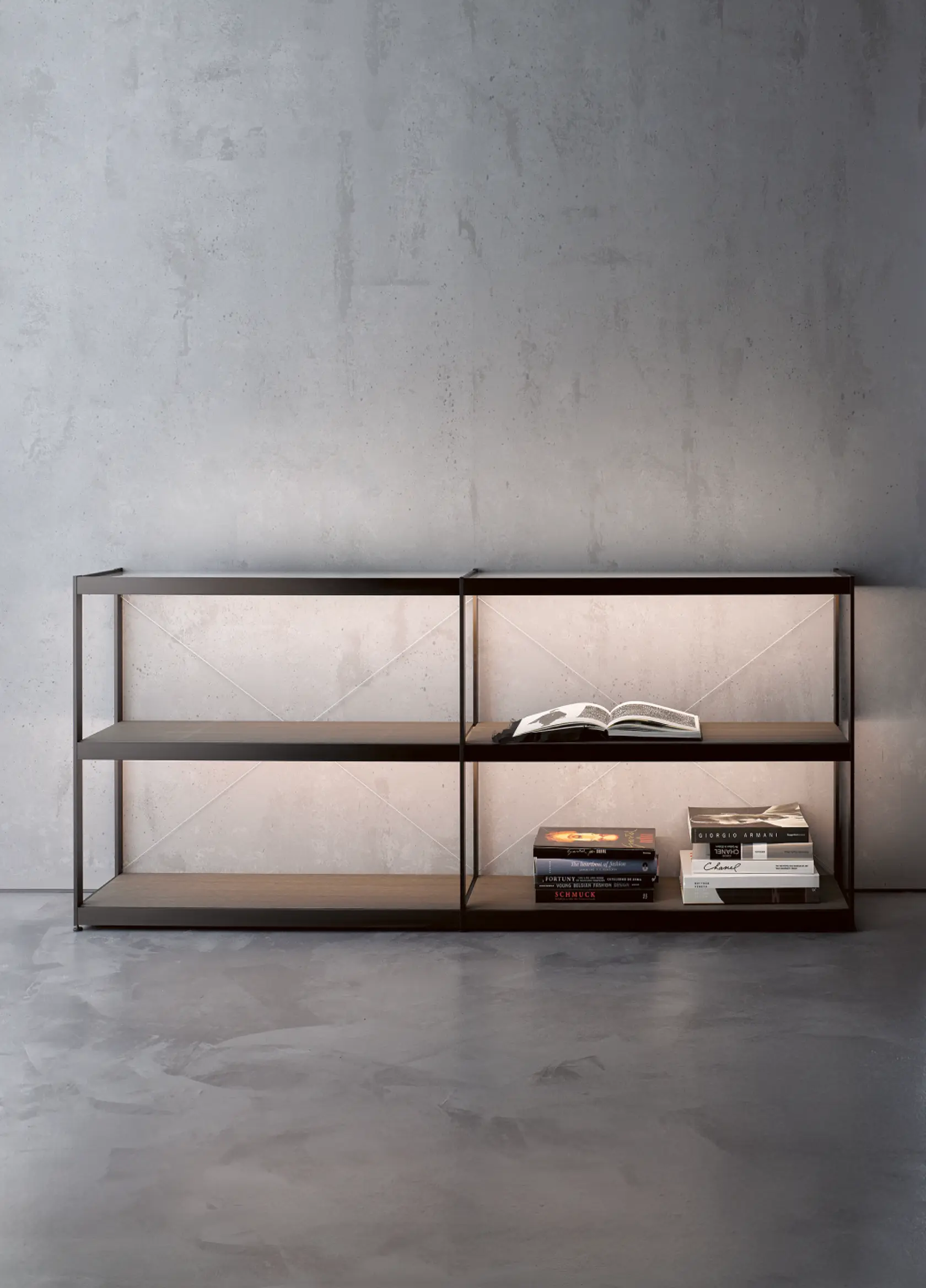 Modernes, beleuchtetes Sideboard GERA Item Twin vor einer grauen Betonwand mit einigen Büchern.