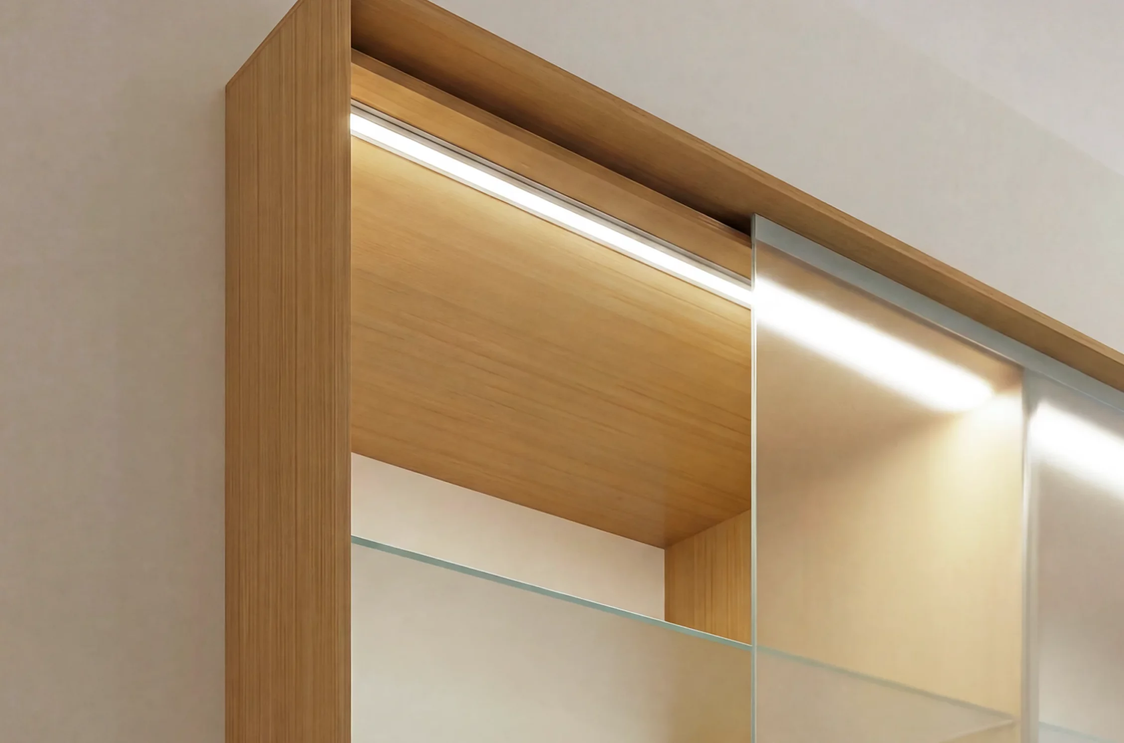Modernes Schrankdesign in Holzoptik mit integrierter GERA Einbauleuchte abgewinkelt und Glasschiebetüren.