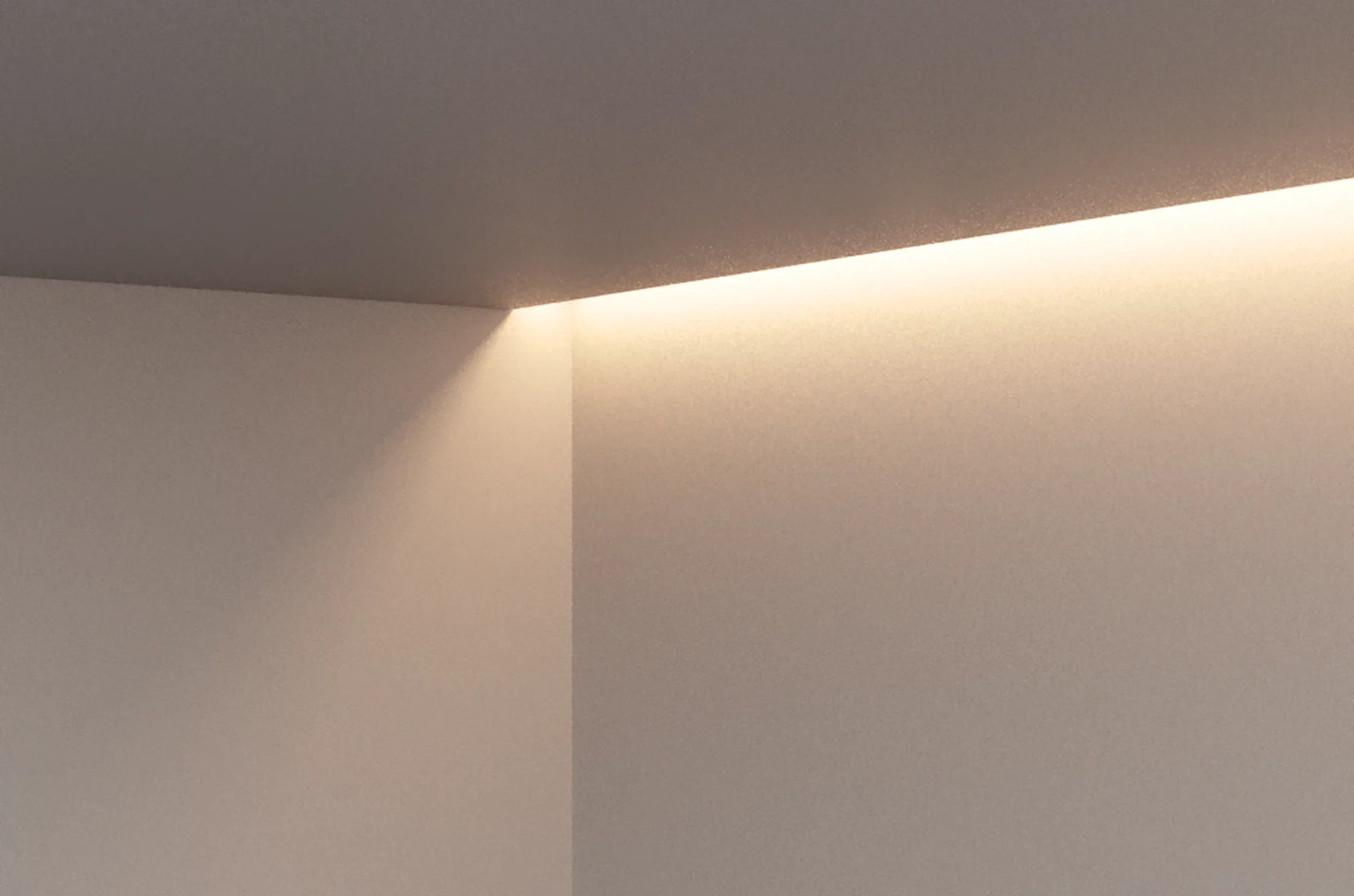 Indirekte Beleuchtung einer unsichtbar verbauten GERA Einbauleuchte flach an der Decken-Wand-Ecke in einem minimalistischen weißen Raum.