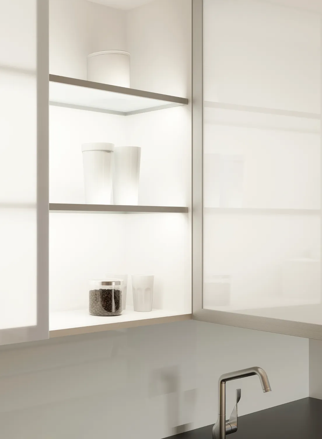 Beleuchtetes, minimalistischer Küchenschrank mit Glastüren. Gläser, Tassen und ein Glasbehälter gefüllt mit Kaffeebohnen stehen auf den GERA Einlegeböden.