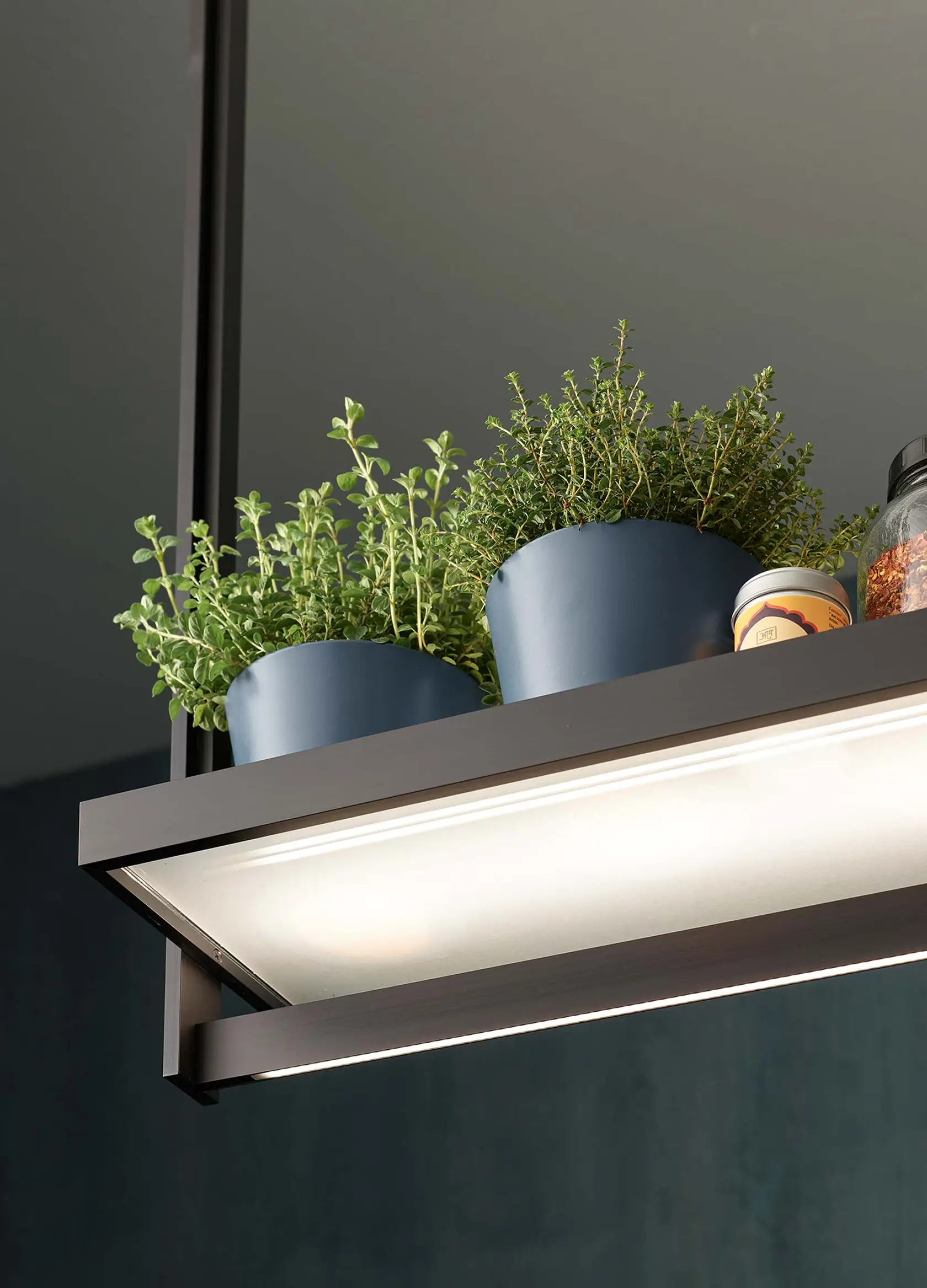 Zwei blaue Blumentöpfe mit Kräutern auf einer beleuchteten Lichtbrücke GERA Lucina.