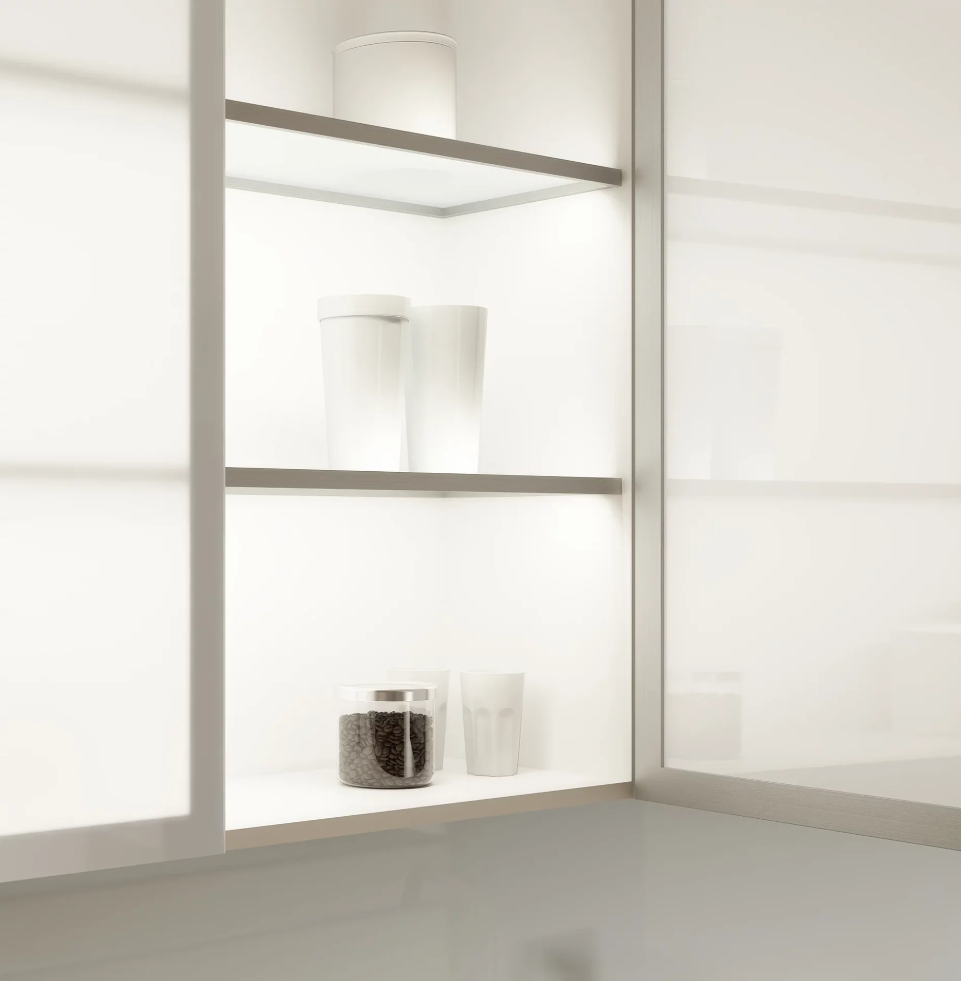 Beleuchtetes, minimalistischer Küchenschrank mit Glastüren. Gläser, Tassen und ein Glasbehälter gefüllt mit Kaffeebohnen stehen auf den GERA Einlegeböden.
