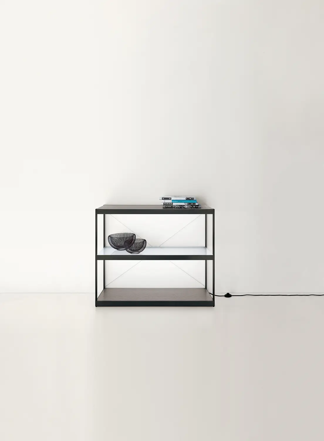 Minimalistisches schwarzes Sideboard GERA Item vor weißer Wand.