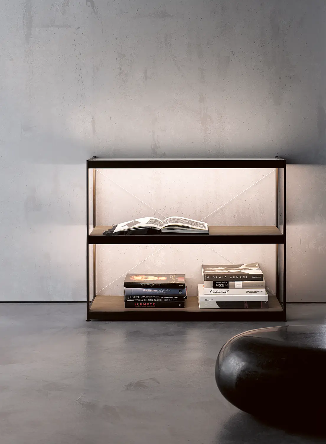 Minimalistisches Wohnzimmer mit beleuchtetem Sideboard GERA Item.