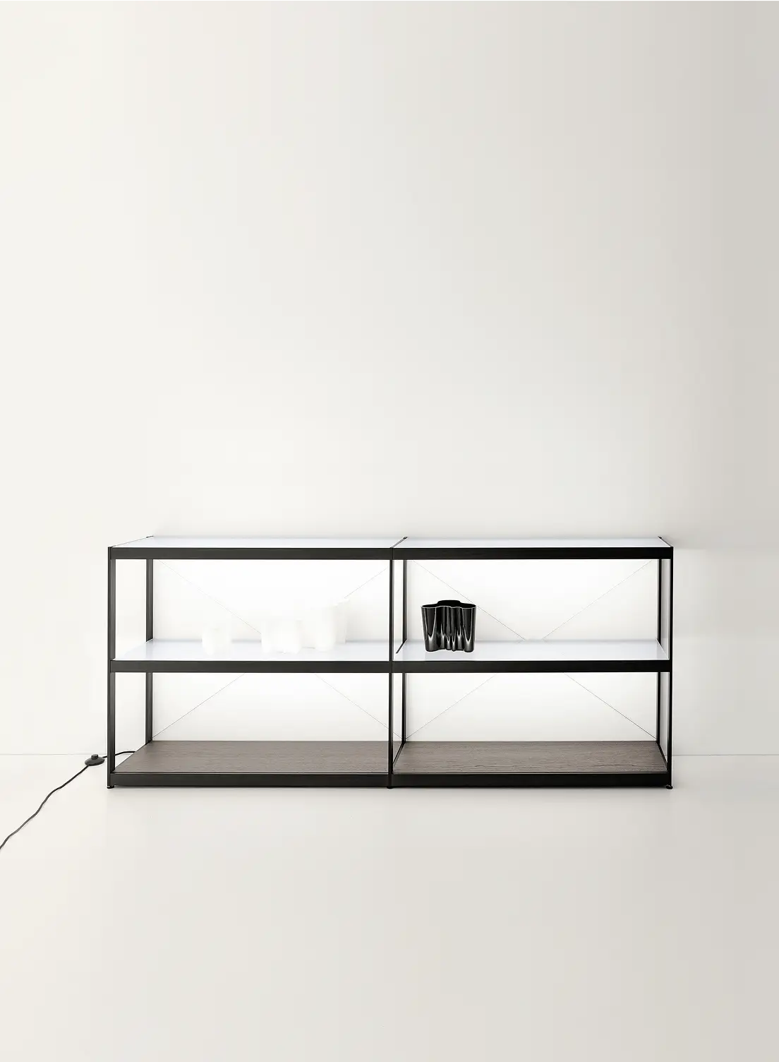 Sideboard GERA Item Twin mit minimalistischer Dekoration vor weißer Wand.