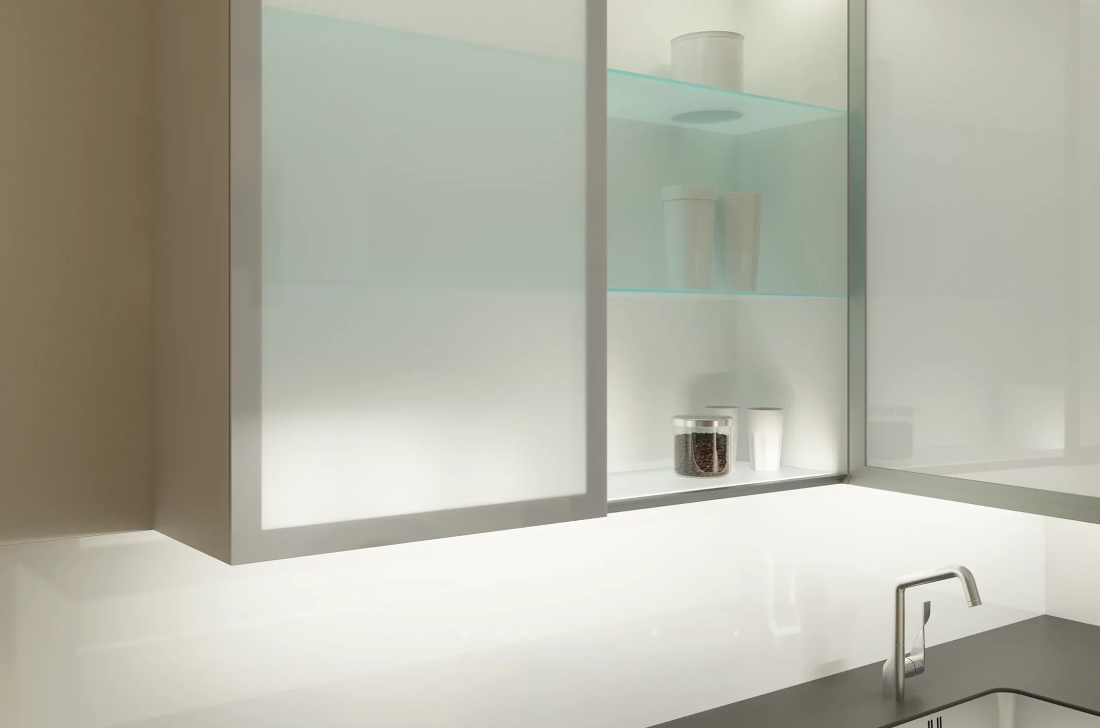 Offener beleuchteter Küchenoberschrank mit GERA Konstruktionsboden und Vorratsbehältern über einer Spüle.