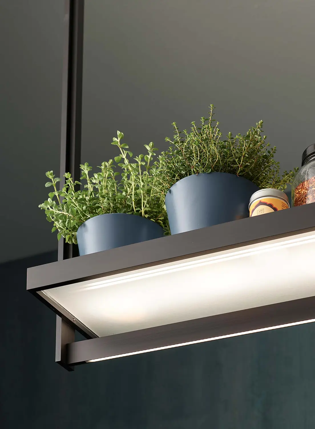 Zwei blaue Blumentöpfe mit Kräutern auf einer beleuchteten Lichtbrücke GERA Lucina.