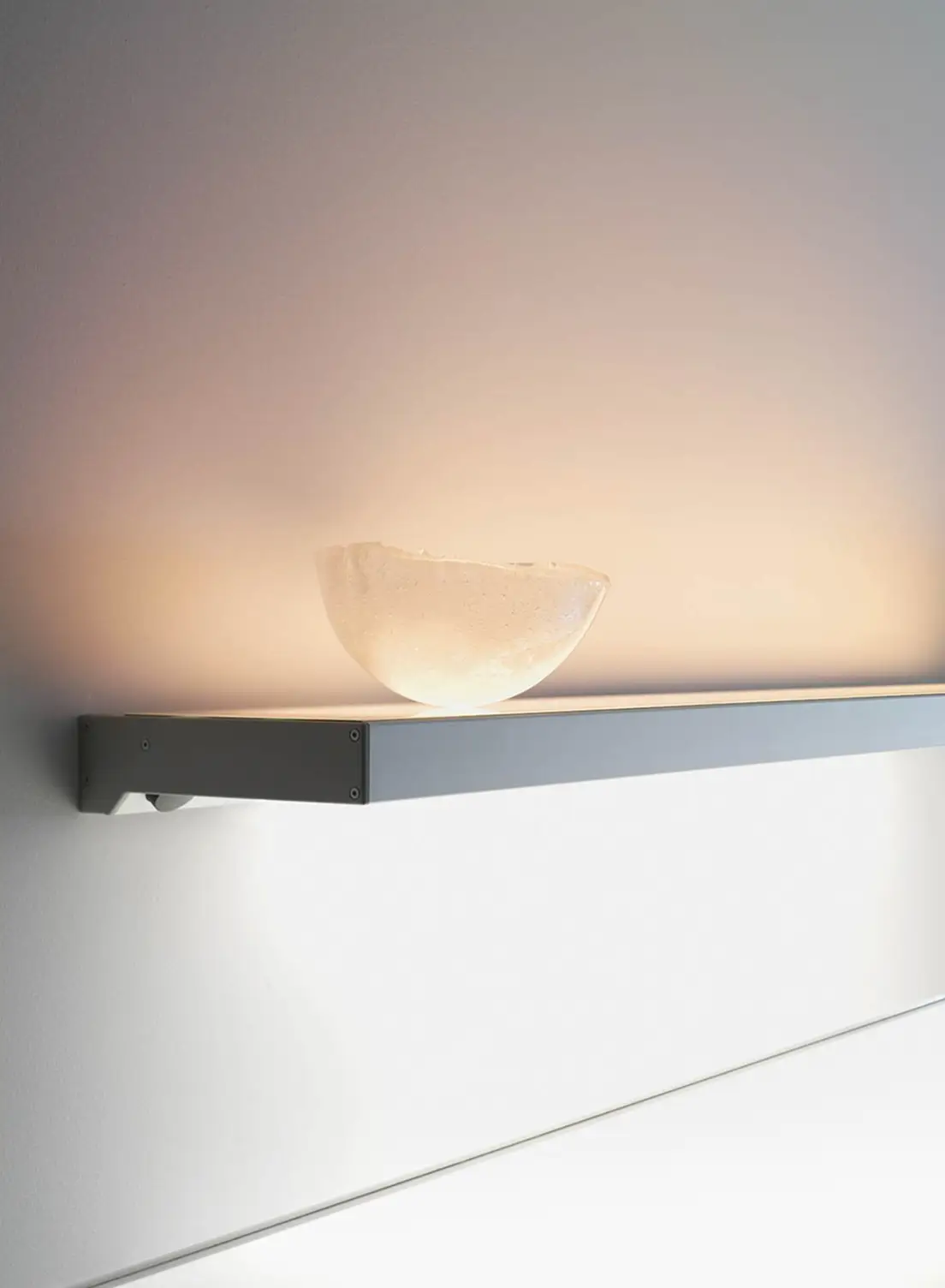 Lichtbord GERA One, darauf eine erleuchtete Schale und Bücherstapeln in einem minimalistisch gestalteten Raum.