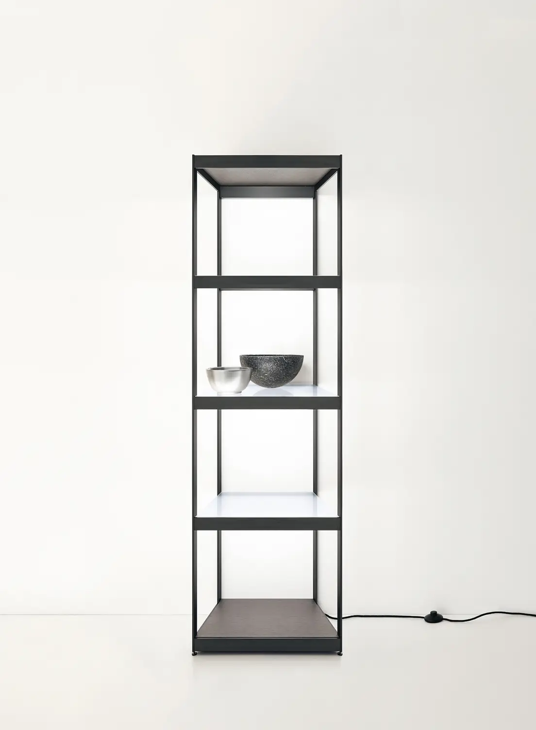 Lichtregal GERA Q in hellem Raum.