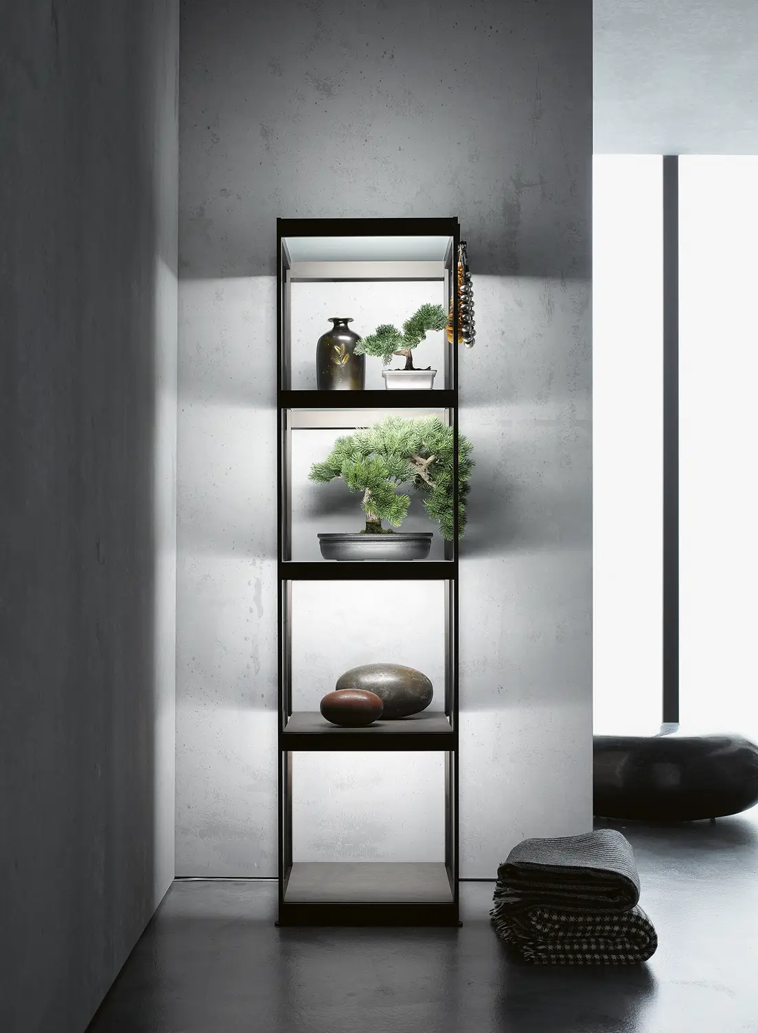 Beleuchtetes Lichtregal GERA Q mit Bonsai und Steindekor in minimalistischem Raum.