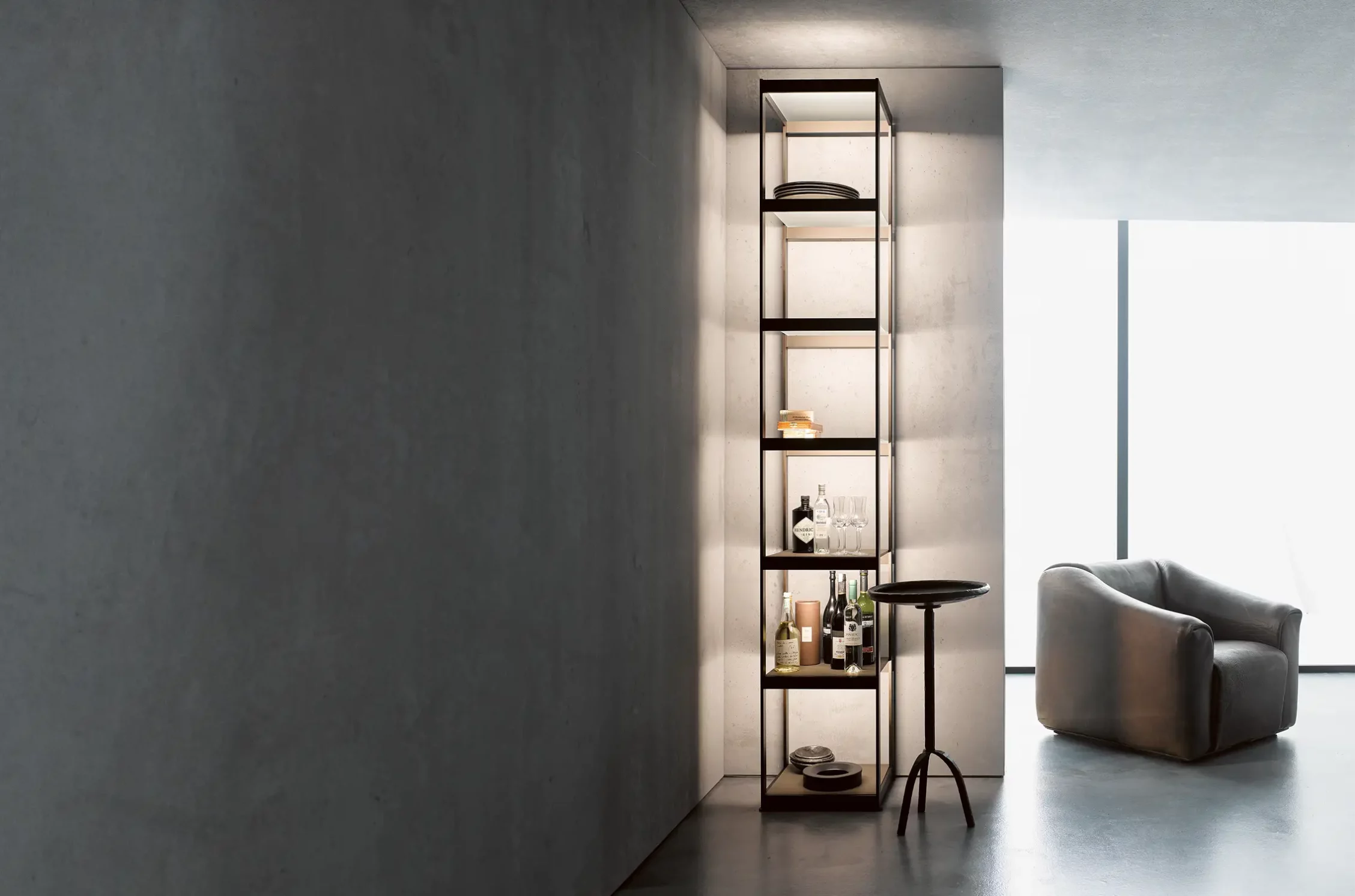 Beleuchtetes GERA Q in minimalistischem Raum mit modernem Sessel.