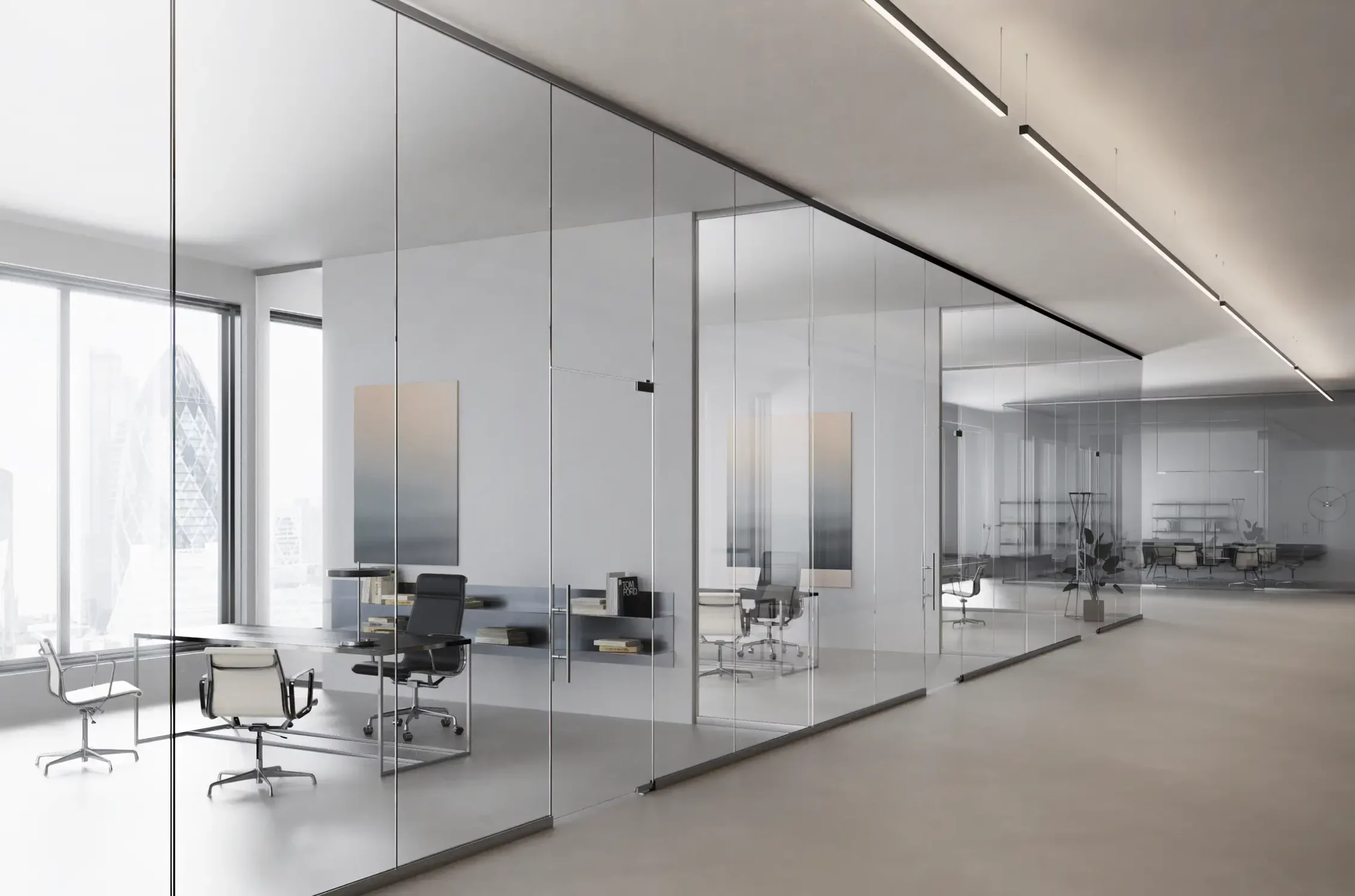 Modernes, minimalistisches Büro mit gläsernen Trennwänden und Blick auf ein Hochhaus. Korridor beleuchtet mit mehreren abgehängten GERA Quadra Loft Deckenleuchten.