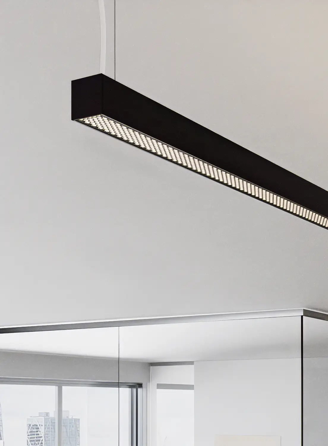 Nahaufnahme einer schwarzen abgehängten GERA Quadra Loft Deckenleuchte vor einer weißen Decke.