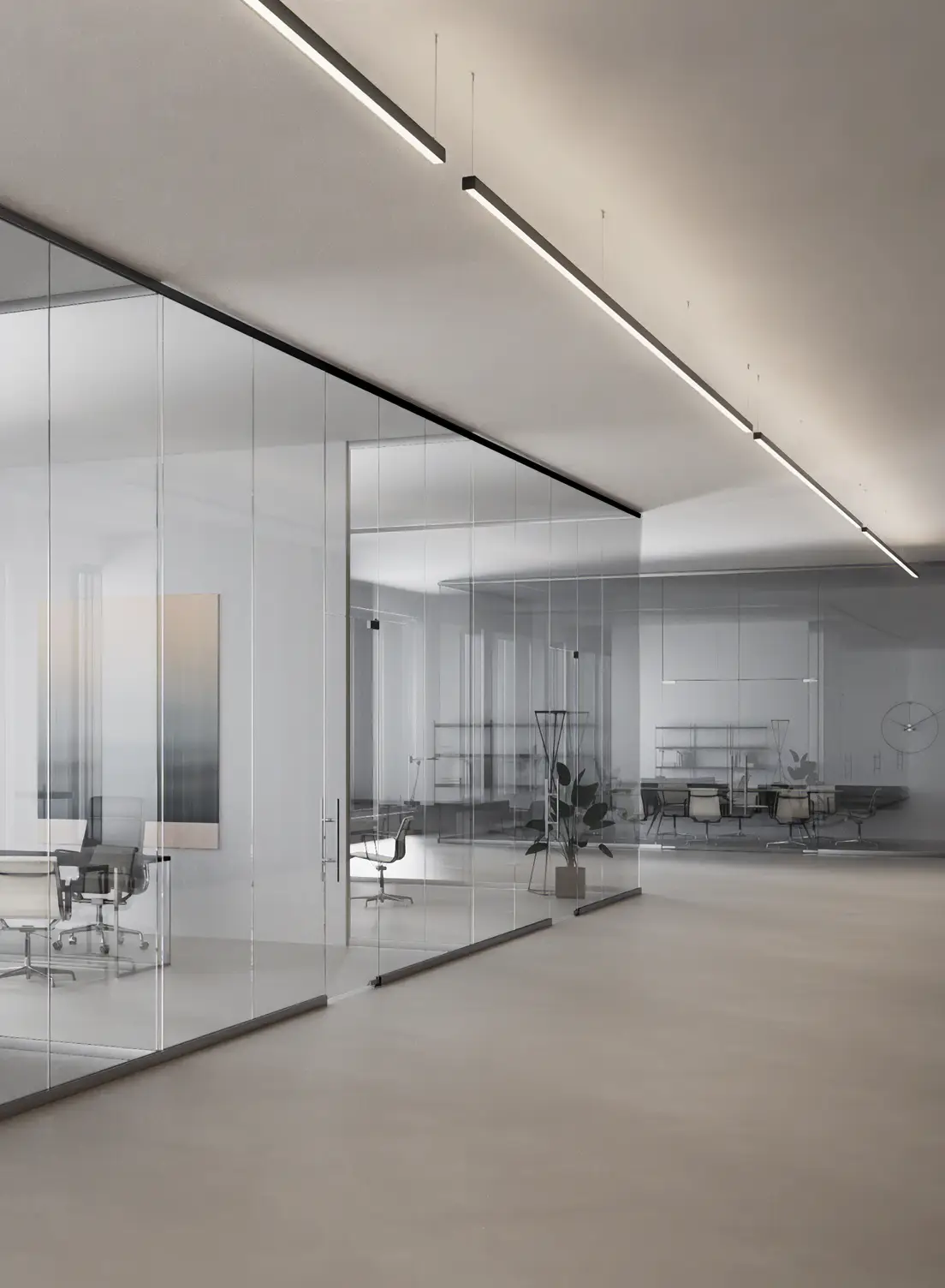 Modernes, minimalistisches Büro mit gläsernen Trennwänden und Blick auf ein Hochhaus. Korridor beleuchtet mit mehreren abgehängten GERA Quadra Loft Deckenleuchten.