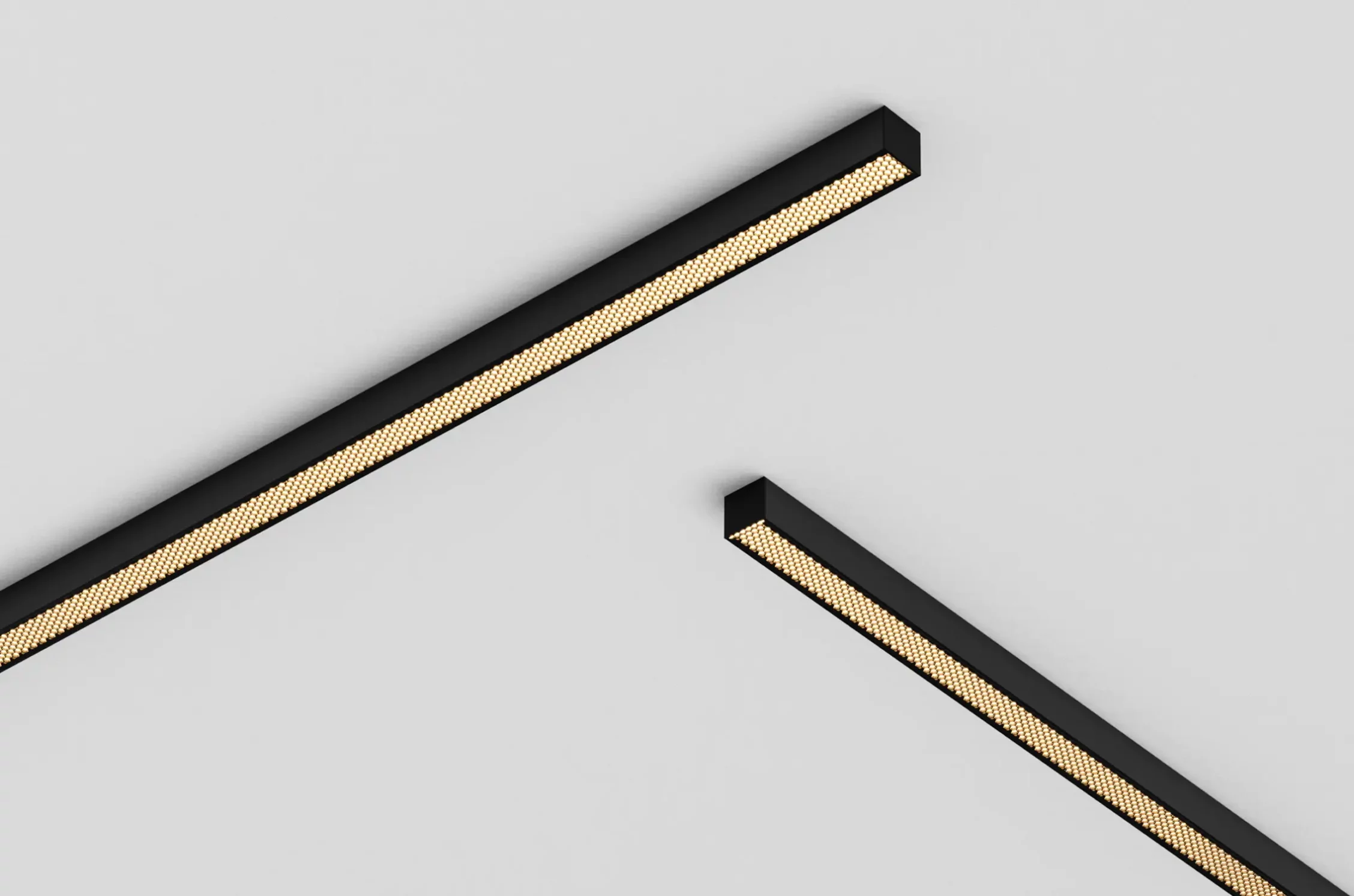 Zwei schwarze GERA Quadra Deckenleuchten mit Abblendraster vor hellem Hintergrund.