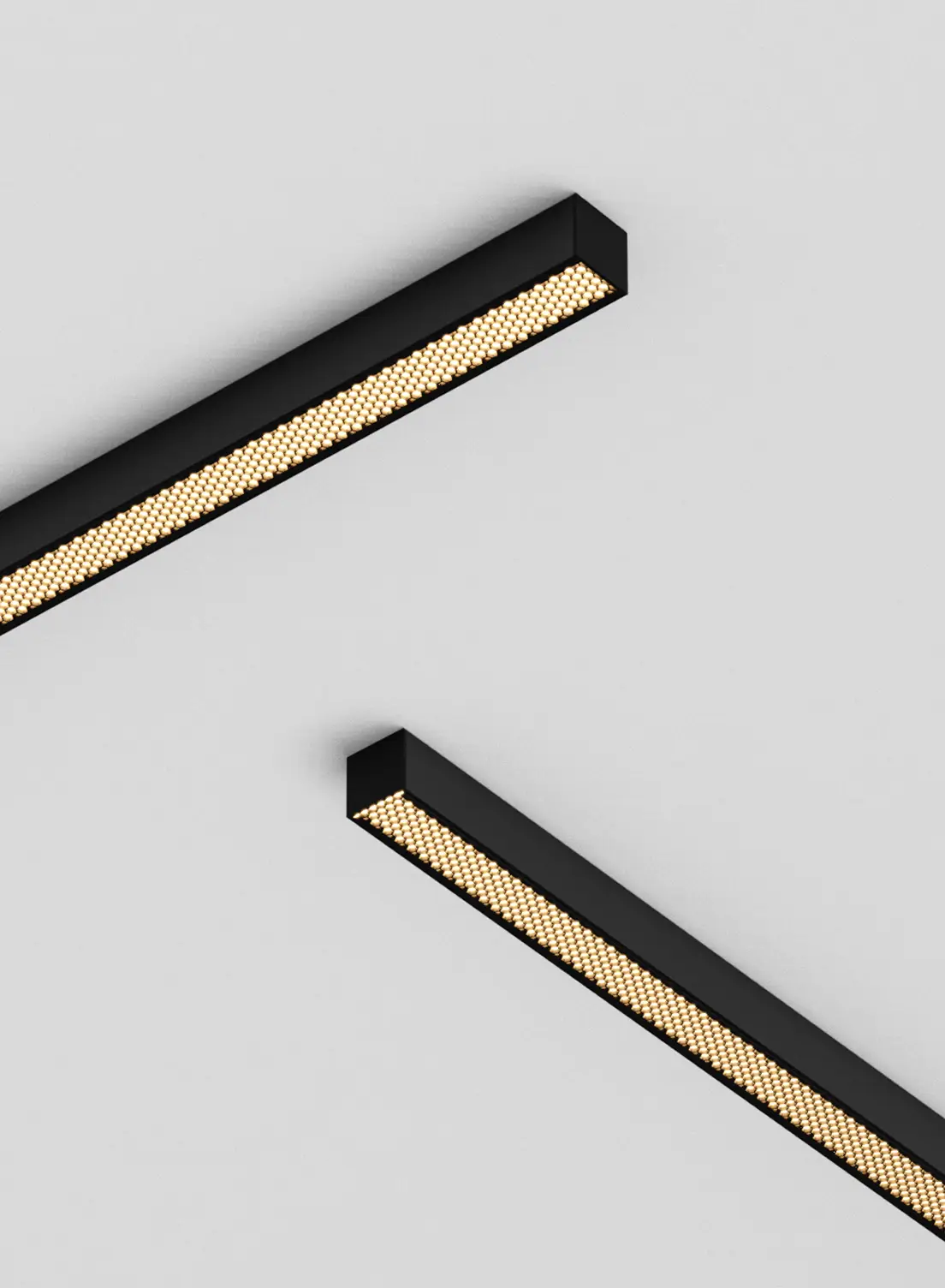 Zwei schwarze GERA Quadra Leuchten mit Abblendraster vor hellem Hintergrund.