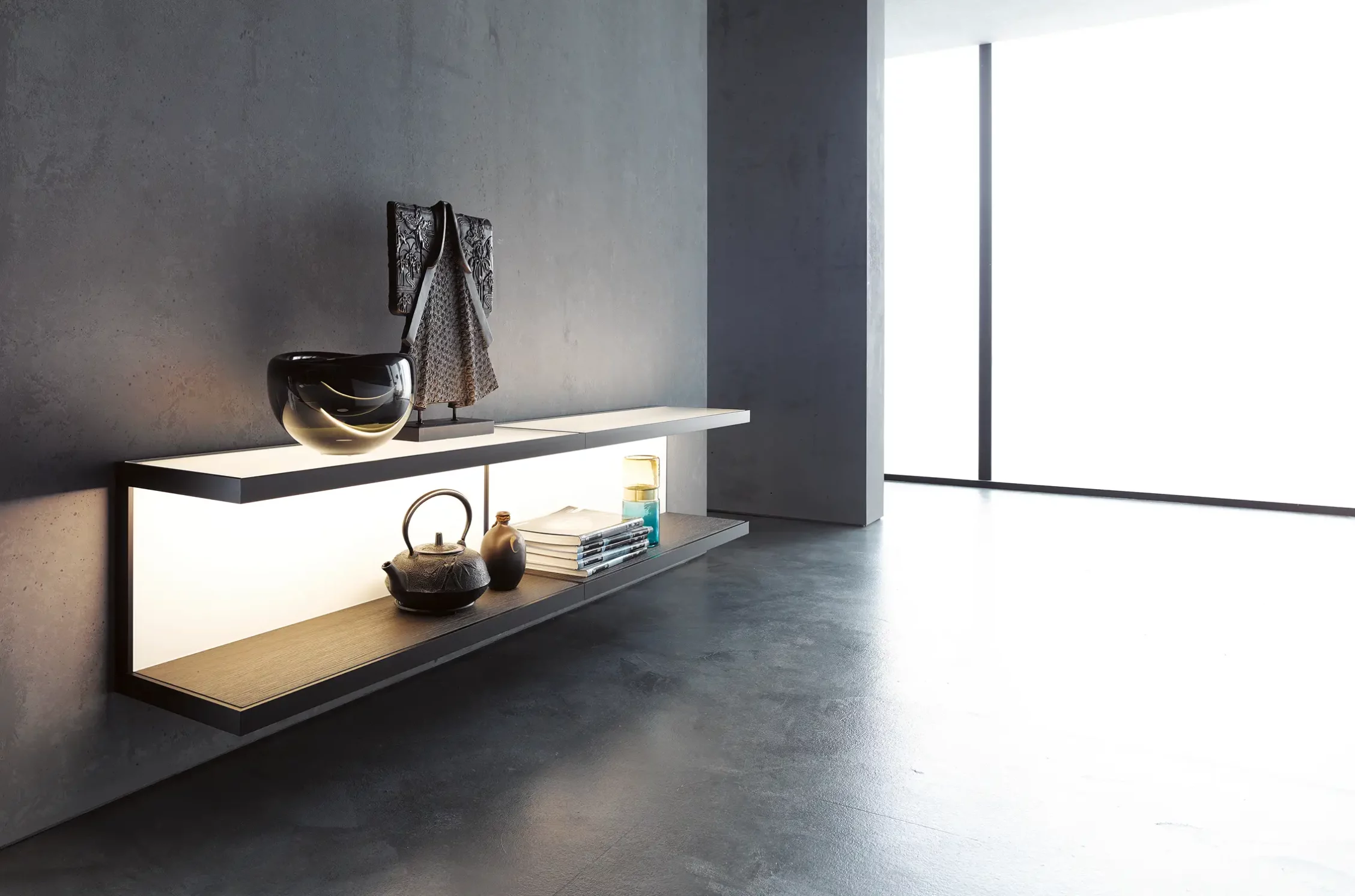 Modernes Wohnzimmer mit beleuchteten GERA Scoop Wandregalen, Design-Sessel aus Geflecht und asiatischen Dekorationsobjekten.