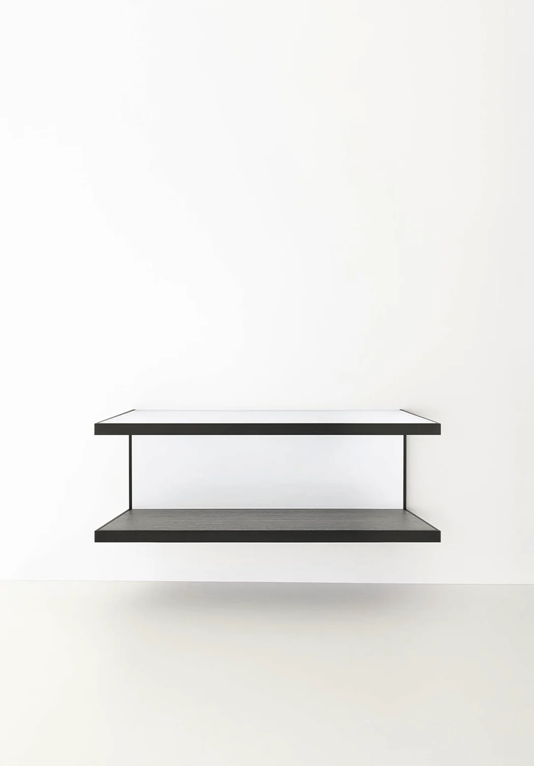 Wandregal GERA Scoop in hellem Raum.