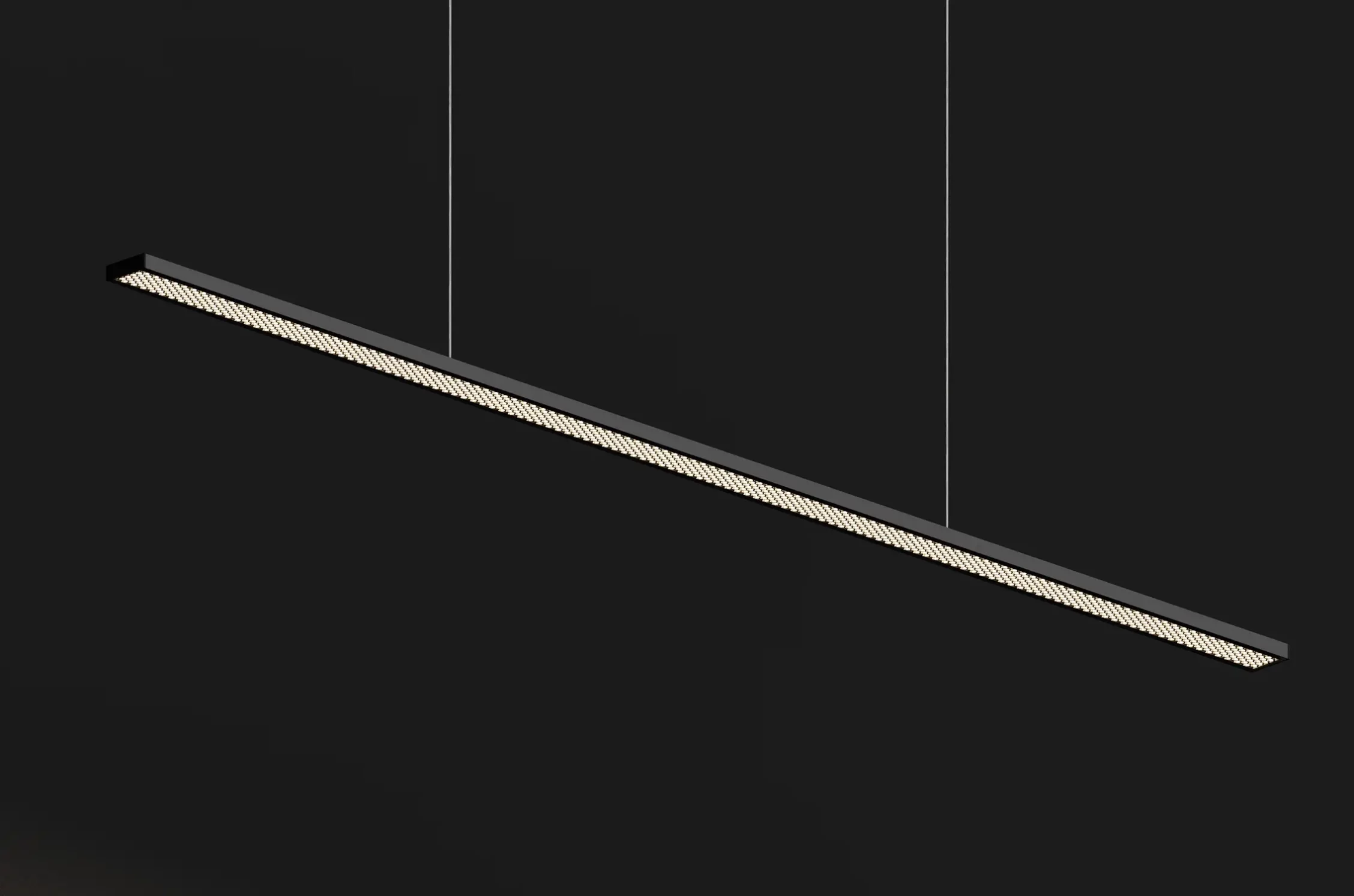 Schwarze Pendelleuchte GERA Vision vor dunklem Hintergrund.